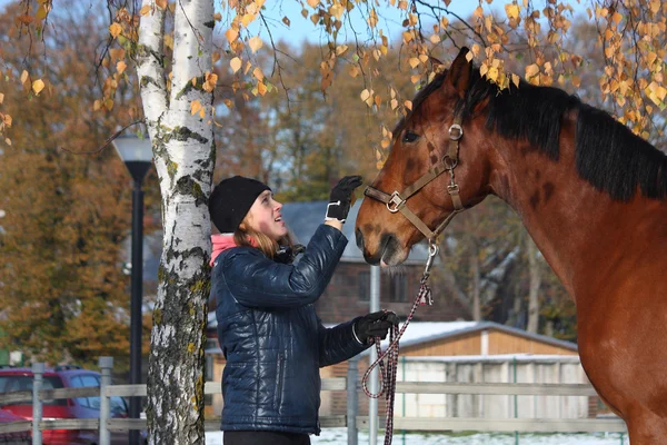 Beautiful teenager girl and bay horse portrait in autumn — Stock Photo, Image