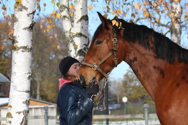 Bella ragazza adolescente e baia cavallo ritratto in autunno — Foto Stock