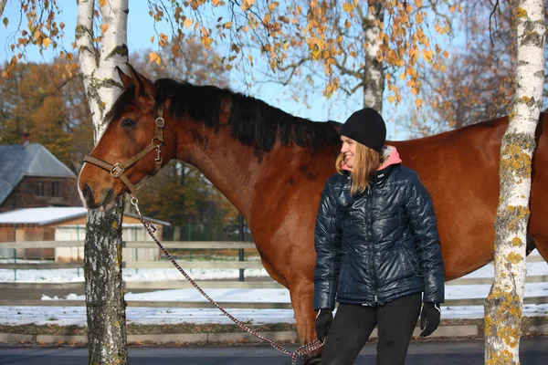 Belle adolescente et portrait de cheval de baie en automne — Photo