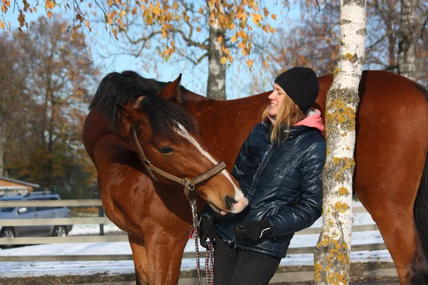 Śliczna nastolatka dziewczyny i zatokę portret konia jesienią — Zdjęcie stockowe