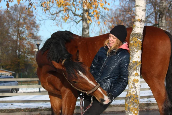 Vacker tonåring flicka och bay häst porträtt i höst — Stockfoto