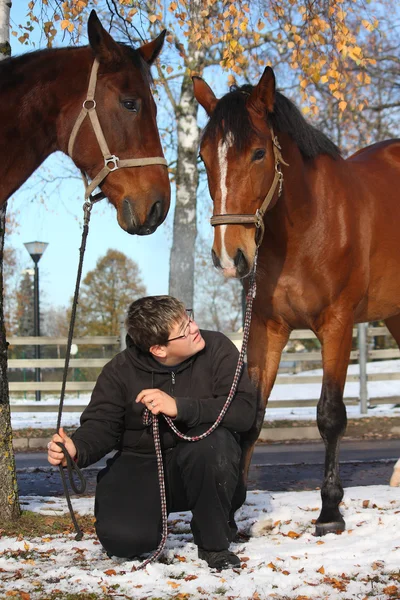 ティーンエイ ジャーの男の子と 2 つの茶色の馬 — ストック写真