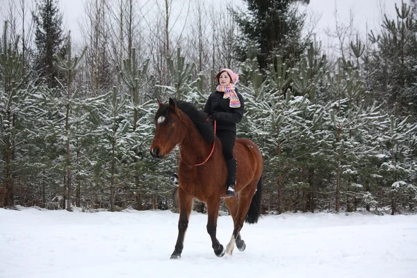 Teenager girl riding horse without saddle and bridle — Stock Photo, Image