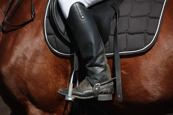 Gros plan de la jambe du cavalier avec éperon — Photo