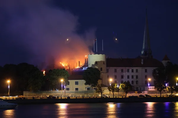 RIGA, LATVIA - JUNE 21: Latvian president palace and history museum caught on fire on June 21, 2013 Riga Latvia. — Stock Photo, Image
