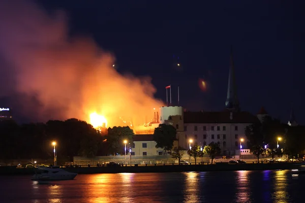 RIGA, LATVIA - JUNE 21: Latvian president palace and history museum caught on fire on June 21, 2013 Riga Latvia. — Stock Photo, Image