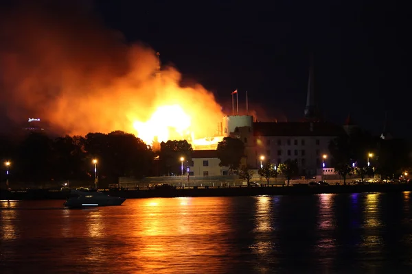 RIGA, LATVIA - JUNE 21: Latvian president palace and history museum caught on fire on June 21, 2013 Riga Latvia. — Stock Photo, Image