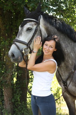 Güzel kadın ve Bahçe içinde gri atı portre