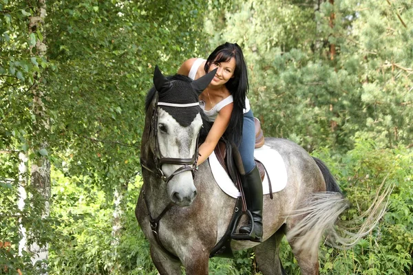 Hermosa mujer y retrato de caballo gris en el jardín — Foto de Stock