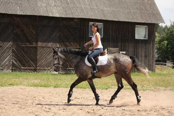 Hermosa mujer cabalgando caballo gris — Foto de Stock