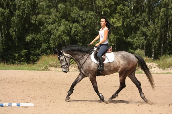 Hermosa mujer cabalgando caballo gris — Foto de Stock