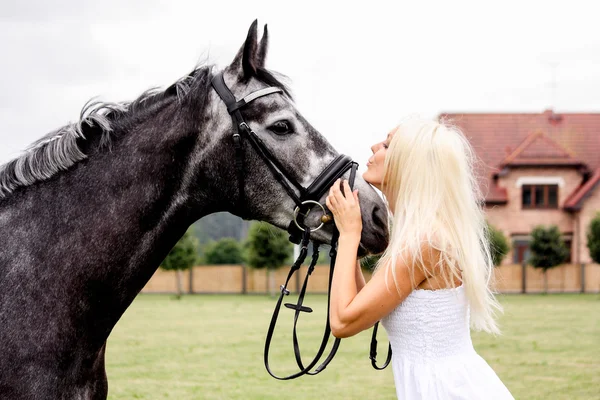 Porträtt av vacker blond kvinna och grå häst på bröllopet — Stockfoto