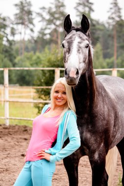 Güzel sarışın kadın ve ormandaki gri ATI