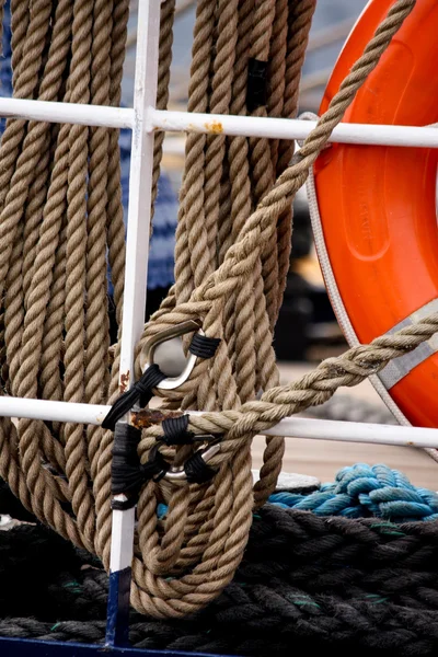 Båt rep på dock, fastställande yacht. — Stockfoto