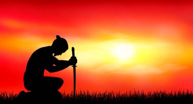 Bir adam elinde kılıçla güneşli bir günbatımının arka planına doğru diz çöker..