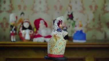 Bayan bebek kıyafetlerini gösteriyor.