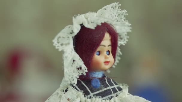Portret lalki w kapeluszu z koronką. Obrót — Wideo stockowe
