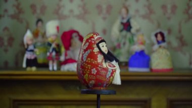 Ulusal brokar giyimli Japon bebeği.