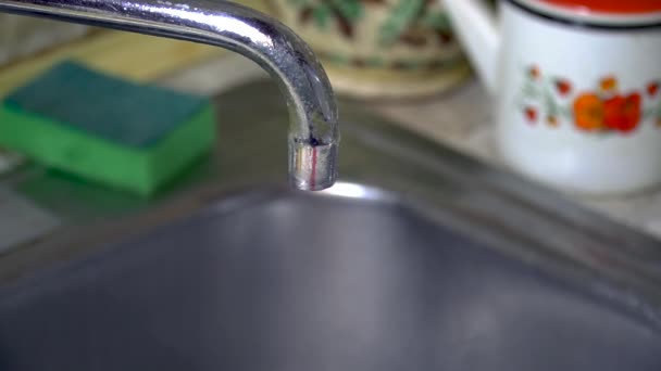 Le robinet d'eau dans la cuisine fuit — Video