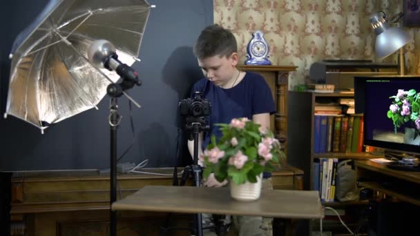 Garçon Installé Studio Dans Petit Appartement Photographier Avec Enthousiasme Bouquet — Video