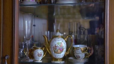 Dolabın raflarının panoramasında çeşitli yemekler yerleştirildi.