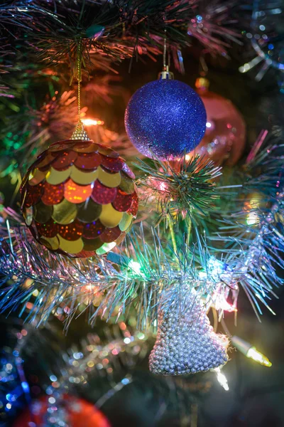 Juguetes en el árbol de Navidad . —  Fotos de Stock