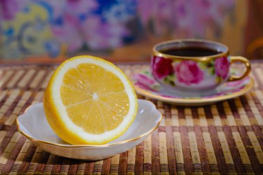 Limon ve bir fincan kahve
