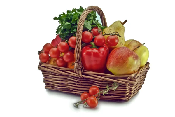 Cesta con verduras y frutas . — Foto de Stock