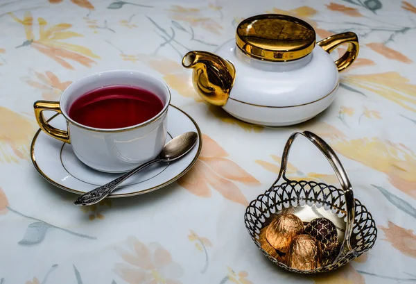 Gül yaprakları çay içecek.