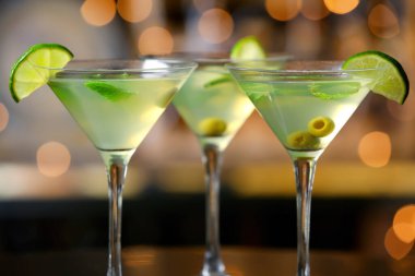 Barda bir bardak taze martini.