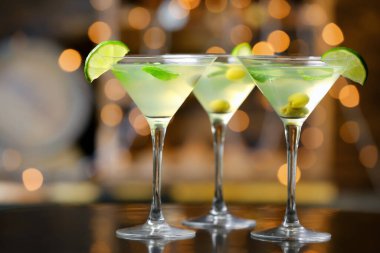 Barda bir bardak taze martini.