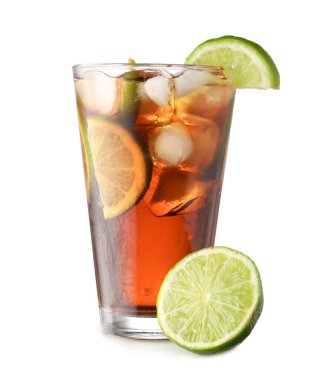 Beyaz arka planda bir bardak lezzetli Küba Libre kokteyli.