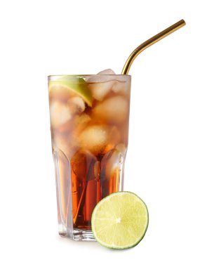 Beyaz arka planda bir bardak lezzetli Küba Libre kokteyli.