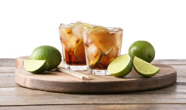 Beyaz arka planda Küba kokteyli bardakları