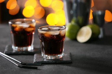 Masada bir bardak leziz Küba Libre kokteyli.