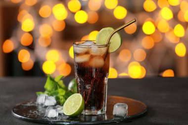 Masada bir bardak lezzetli Küba Libre kokteyli