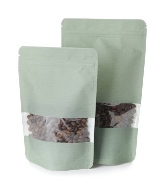 Beyaz arkaplanda boş kahve poşetleri