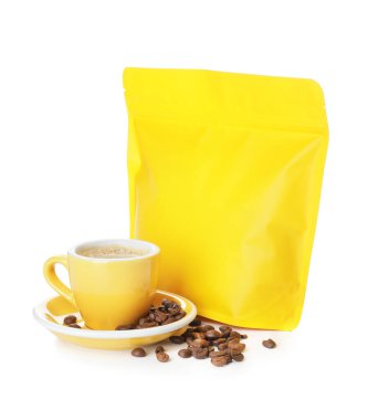 Boş kahve poşeti ve beyaz arka planda fincan.