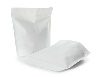 Beyaz arkaplanda boş kahve poşetleri