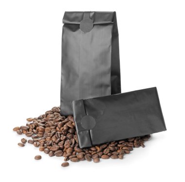 Beyaz arkaplanda boş kahve poşetleri