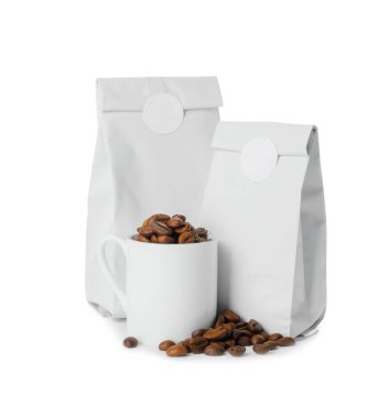 Boş kahve poşetleri ve beyaz arka planda fincan.