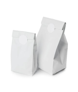 Beyaz arkaplanda boş kahve poşetleri