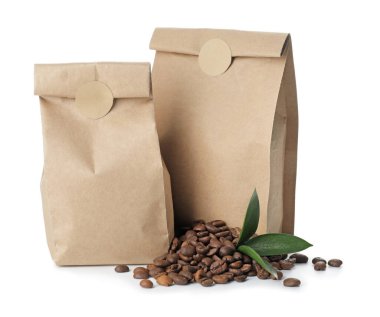 Beyaz arkaplanda boş kahve poşetleri