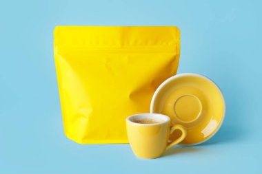 Boş kahve poşeti, fincan ve fincan tabağı.