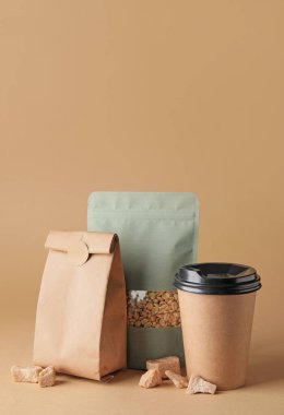 Boş kahve poşetleri ve renkli fincanlar.