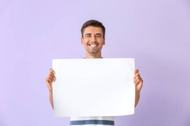 Renk arkaplanı sayfası boş genç bir adam