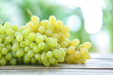 Açık havada masada olgun üzümler