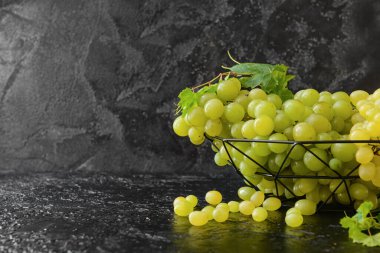 Koyu üzümlü kase.