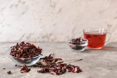 Masada kuru amber çayı ile kase