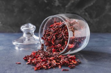 Masada kurumuş amber çayıyla ters çevrilmiş cam kavanoz.